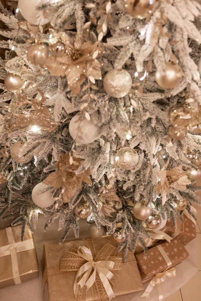 Luxurious Neutral Tree Styling
